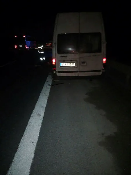 Otoyolda lastik değiştiren 4 kişiye TIR çarptı: 3 ölü, 1 yaralı-1