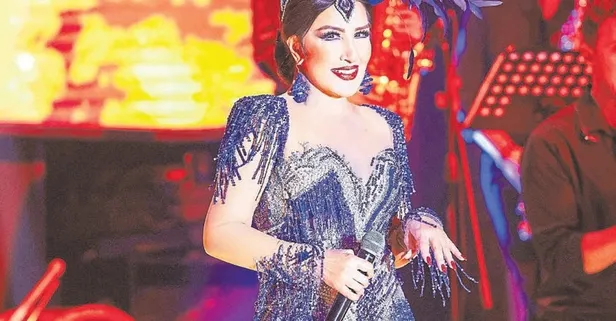 Nükhet Duru bambaşka konsepti ile sahne aldı