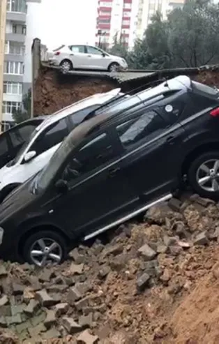 Son dakika: Kartal'da istinat duvarı çöktü