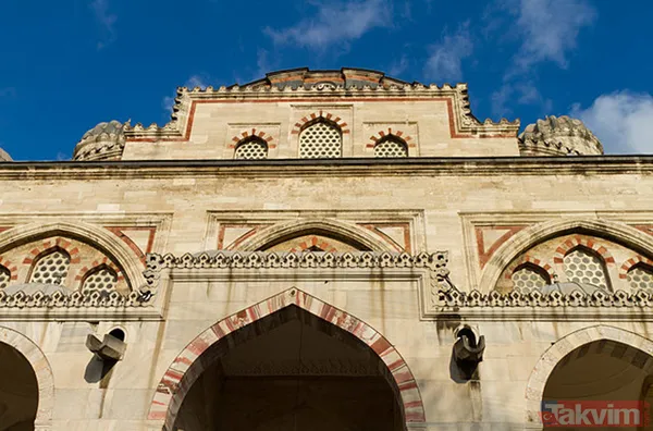 Mimarlardan biri incelemeler sırasında caminin kemerlerinde bir oyuk fark etti. Bu oyuktan çıkan cam şişede gizlenmiş mektup bulundu. İncelemeler sonucu...