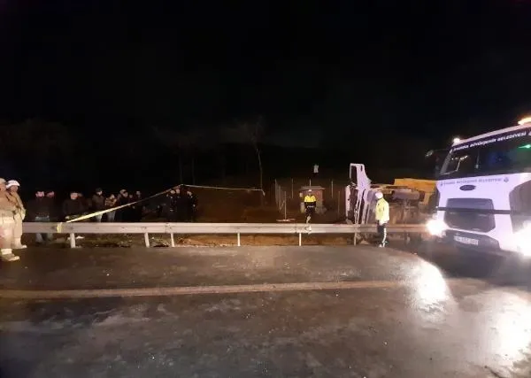 TEM Otoyolu'nda feci kaza! Hafriyat kamyonu devrildi: 1 kişi hayatını kaybetti-2