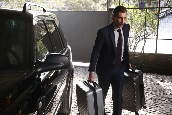 hakimin-5-bolum-fragmanlari-nefes-kesti-yeni-bolumden-ipuclari-ortaya-cikti-omer-arif-koseye-sikisiyor-1651940290737.jpg Hakim’in 5. bölüm fragmanları nefes kesti! Yeni bölümden ipuçları ortaya çıktı: Ömer Arif köşeye sıkışıyor!-2