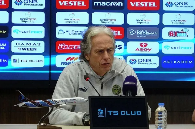 Eleştirilerden Jorge Jesus da nasibini aldı!  Aykut Kocaman’ı Jesus’un saçlarıyla photoshopladılar