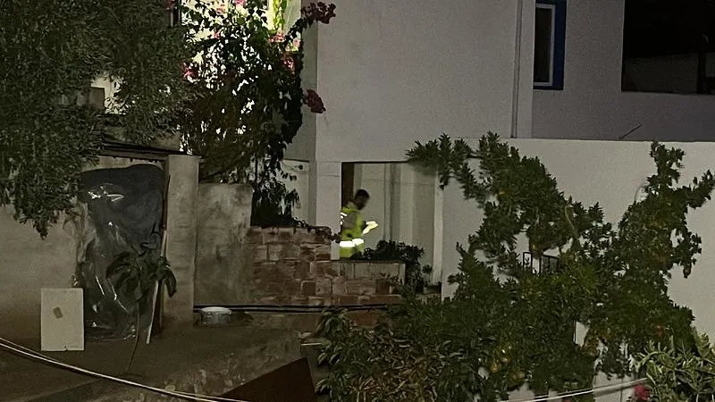 Bodrum'da kanlı pusu! Evlerinin salonunda otururken silahlı saldırıya uğrayan 2 kişi öldü: Polis, kaçan şüphelileri arıyor-3