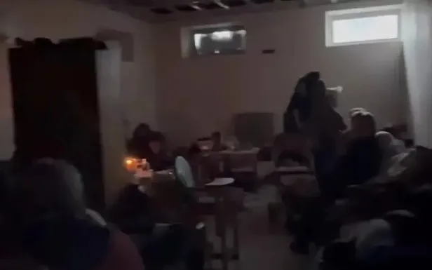 Rusça 'Çocuk' yazdılar yine bomba yağdı! Mariupol’de sığınak olarak kullanılan tiyatro yok edildi-7