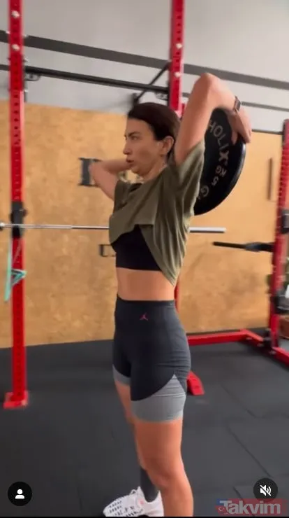 Ceren Benderlioğlu mini spor taytını giyip öyle hareketler yaptı ki! “Kaslı Ceren göreceğiz artık...” EDHO’nun Ömür Façalı’sıydı... - 6