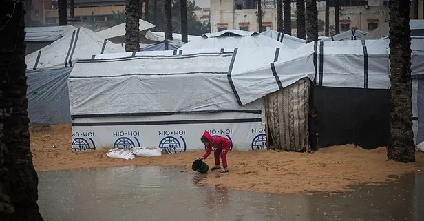 Filistinli bebek su basan çadırda hayatını kaybetti: "Soğuk öldürdü onu ey insanlar"