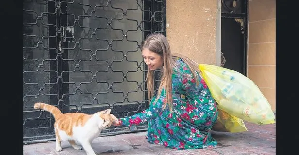’Sarı poşetli kız’ sokak hayvanları için sokak sokak dolaşıyor