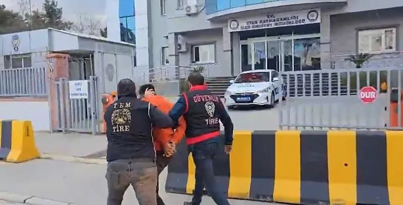 İzmir'in Tire ilçesinde, bir lokatanda asılı bulunan Türk bayrağını kopartan şüpheli tutuklandı. (DHA)