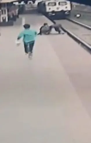 Tren istasyonunda zamanla yarış! İstasyon çalışanı raylara düşen çocuğu ezilmekten son anda kurtardı