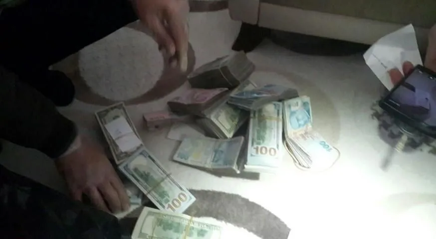FETÖ trolünün evinden deste deste dolarlar çıktı-8