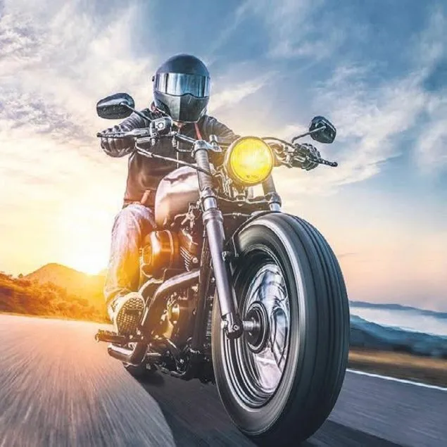 Motosiklette gaza bastık