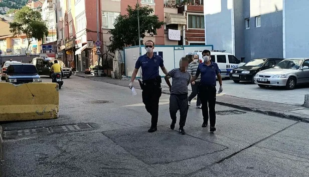 İzmit'te kendisini uyaran güvenlik görevlisi kadına darp: Saçından tutup boğazına sarıldı!-1