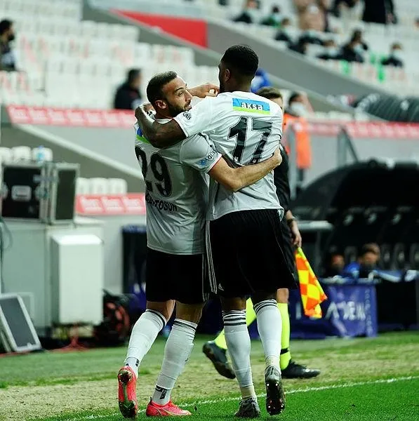 besiktas-alanyaspor-karsisinda-direklere-takildi-1617815622630.jpeg Beşiktaş, Alanyaspor karşısında ilk yarıda tam 3 kez direğe takıldı!-2