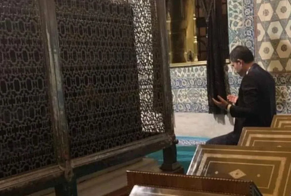 Murat Kurum sabah namazını Eyüpsultan’da kıldı