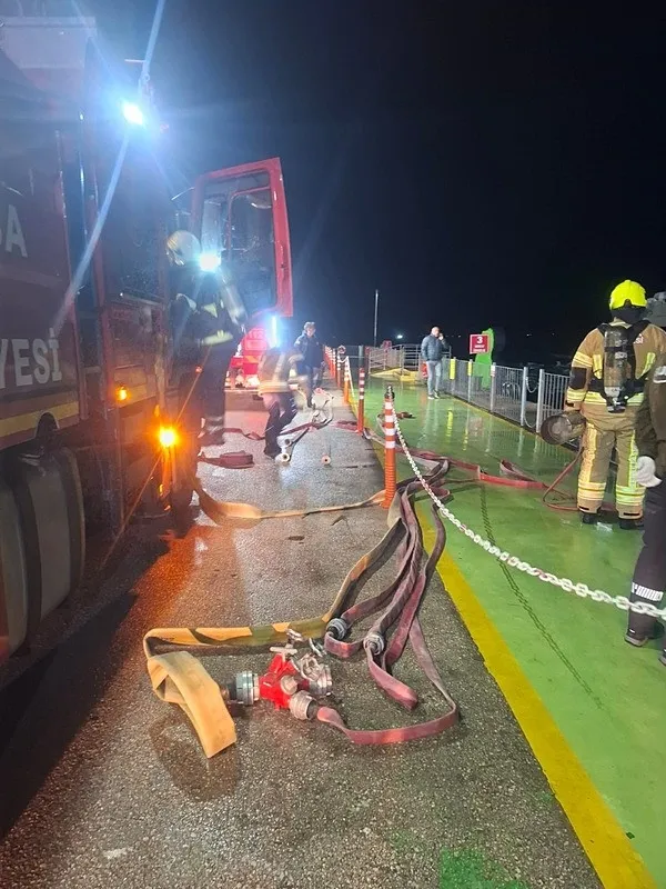 bursa-deniz-otobusleri-feribotunun-makine-dairesinde-yangin-cikti-telas-anlari-kamerada-1743976905894.jpeg İstanbul-Bursa seferini yapan BUDO deniz otobüsünün makine dairesinde yangın çıktı. (İHA)