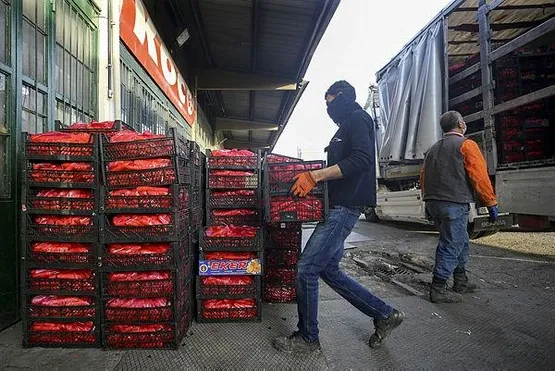 tedarik-zinciri-aksamayacak-market-ve-hallerde-urun-tedarikine-baslandi-1587315485652.jpeg