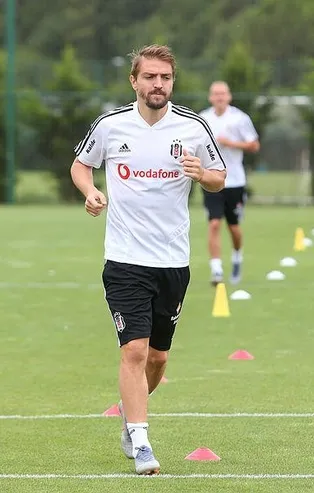 Caner Erkin Beşiktaş’tan ayrılıyor