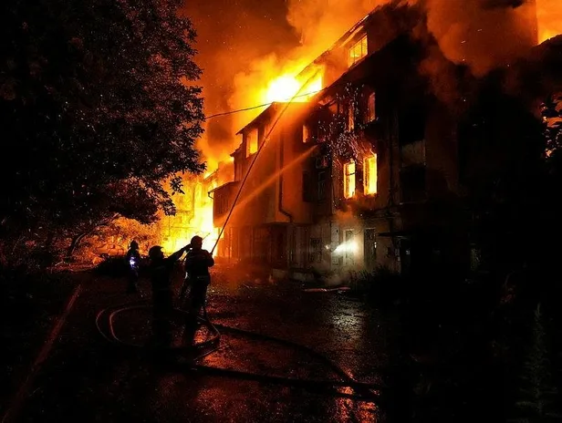 ukrayna-duyurdu-rusyanin-odessaya-duzenledigi-saldirida-1-kisi-oldu-18-kisi-yaralandi-1690080206855.jpeg Ukrayna duyurdu! Rusya'nın Odessa'ya düzenlediği saldırıda 1 kişi öldü-2