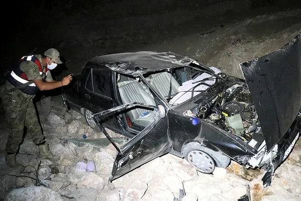 elazigda-otomobil-sarampole-uctu-yaralilar-var-1600887073911.jpg Elazığ'da otomobil şarampole uçtu: Yaralılar var-2