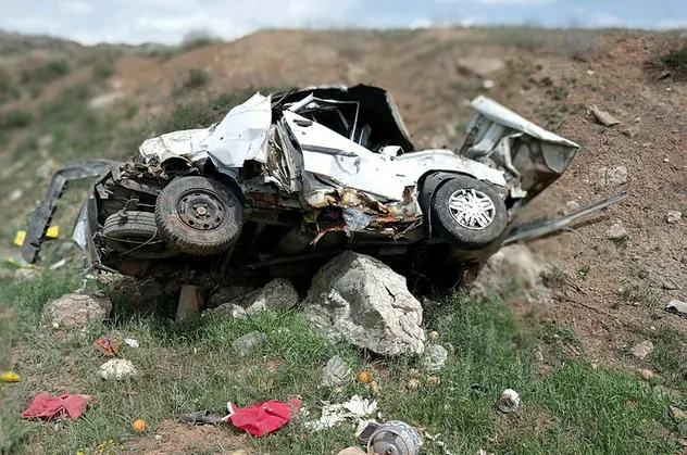 Çorum'da otomobil şarampole uçtu: 3 yaralı