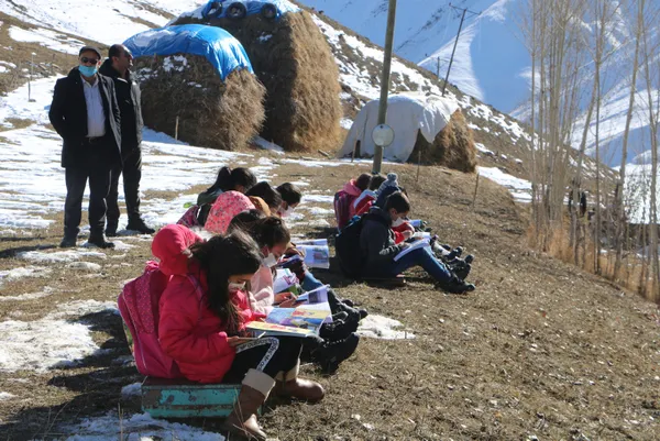 cep-telefonu-cekmeyince-canak-anten-metal-sini-ve-folyo-kagitlari-ile-baz-istasyonu-kurdu-1610085956694.jpg Cep telefonu çekmeyince çanak anten metal sini ve folyo kağıtları ile baz istasyonu kurdu-12