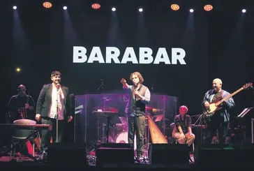 Serkan Keskin ve Taner Ölmez'den sahnede muhteşem performans
