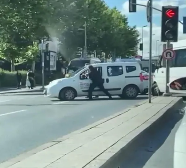 esenyurtta-arka-arkaya-trafik-kavgalari-once-balta-sonra-sopa-1623914880216.jpg Esenyurt'ta arka arkaya trafik kavgaları! Önce balta sonra sopa-2