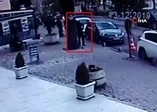 Fatih'te ölüm yürürken yakaladı! O anlar kamerada