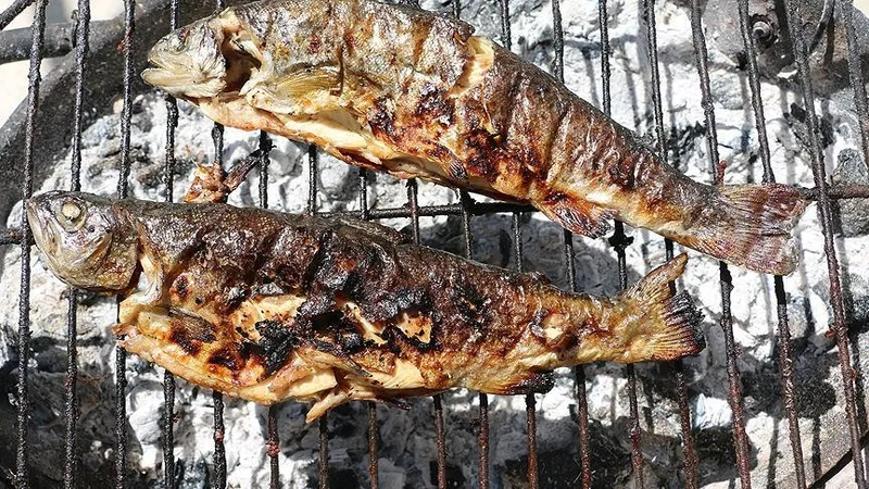 baligi-en-lezzetli-sekilde-pisirmenin-puf-noktasi-pisirmeden-once-mutlaka-gerekli-1726605416041.jpg Balığı en lezzetli şekilde pişirmenin püf noktası! Pişirmeden önce mutlaka gerekli-7