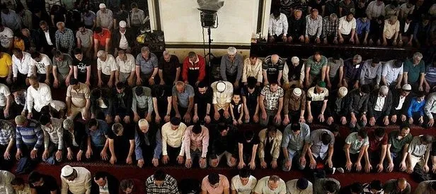 Berat Kandili’nde eller duaya açıldı