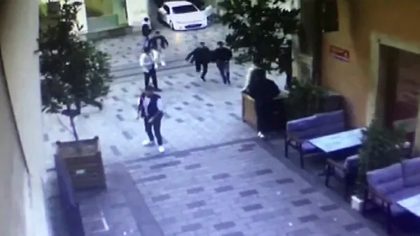 turkiyenin-en-populer-caddesi-istiklalde-yolu-acar-misiniz-diyen-kisi-kalcasindan-vuruldu-1634030118268.jpg Türkiye'nin en popüler caddesi İstiklal'de "Yolu açar mısınız?" diyen kişi kalçasından vuruldu-5