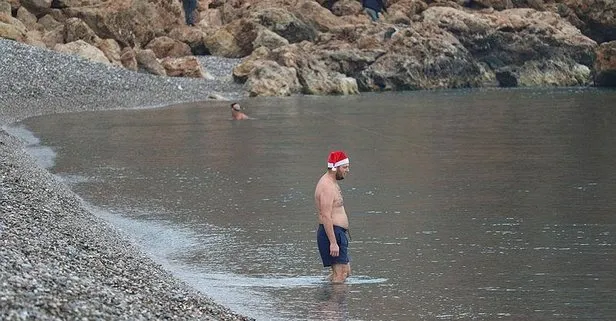 Ocak ayında deniz girdiler: Antalya’da turistler sahile koştu
