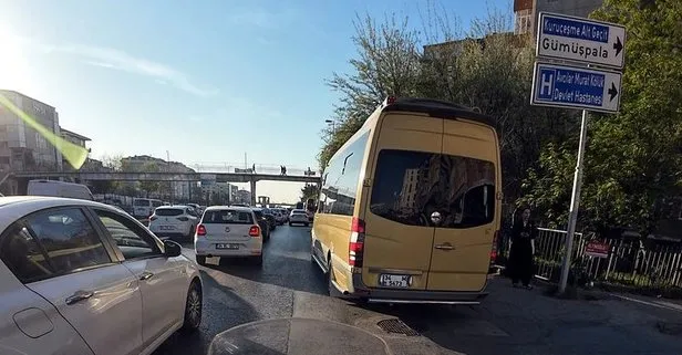 Kaldırımda ilerleyen yolcu minibüsü kameraya yansıdı