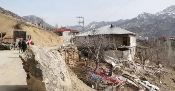 Depremde koparak aşağı yuvarlanan kaya parçası mahalleyi yerle bir etti