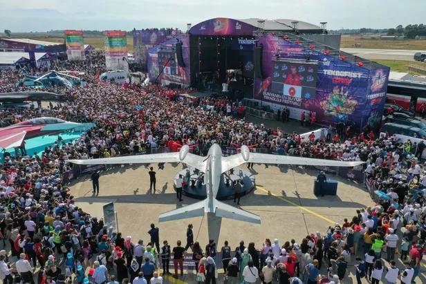 baskan-erdogandan-teknofestte-yerel-secim-mesaji-fetret-devri-yasayan-sehirlerimizi-tekrar-hizmetle-bulusturac-1695996280247.jpeg Başkan Erdoğan'dan TEKNOFEST'te yerel seçim mesajı: Fetret devri yaşayan şehirlerimizi tekrar hizmetle buluşturacağız-7