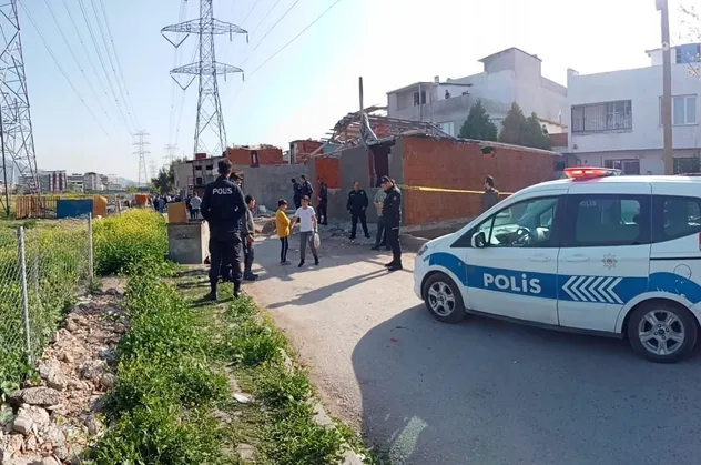 İzmir’de pompalı tüfekli cinayet! Oğul tutuklandı baba aranıyor