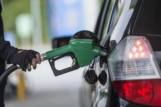 Son dakika! Benzine 17 kuruş indirim geldi