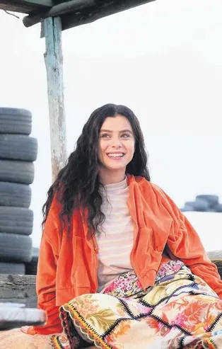 Ateş Kuşları dizisinin başrol oyuncuları İlayda Alişan ve Burak Tozkoparan rolleri hakkında konuştu