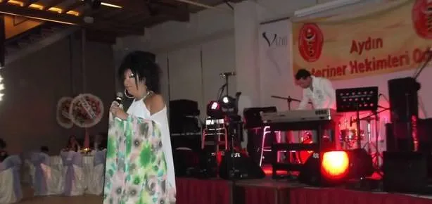 Sahneden inmek bilmedi