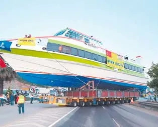 Gemi karadan yürütüldü