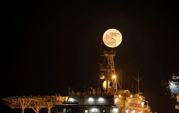 mersin-silifkede-bakima-alinan-sultan-abdulhamid-han-sondaj-gemisi-super-ayla-ayni-kadrajda-muhtesem-goruntu-1655376972459.jpg Mersin Silifke'de bakıma alınan Sultan Abdülhamid Han sondaj gemisi Süper Ay'la aynı kadrajda! Muhteşem görüntü-4