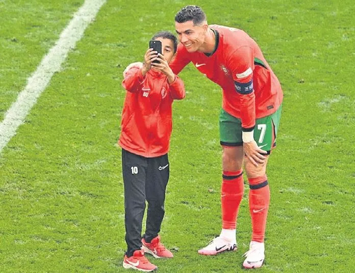 Ronaldo ile selfie için sahaya daldı