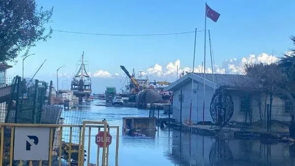 İskenderun'da alarm: Deniz seviyesi yükseldi-2