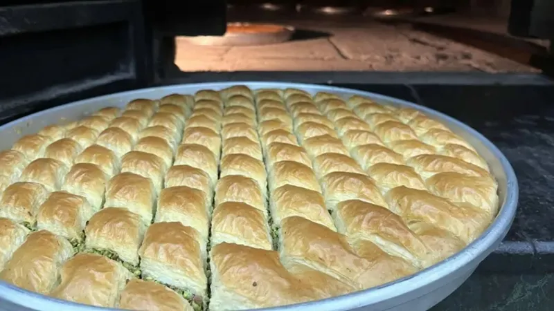antep-baklavasinda-bayram-rekoru-gunluk-uretim-120-tonu-buluyor-1779263425274.jpg Antep baklavasında bayram rekoru: Günlük üretim 120 tonu buluyor-3
