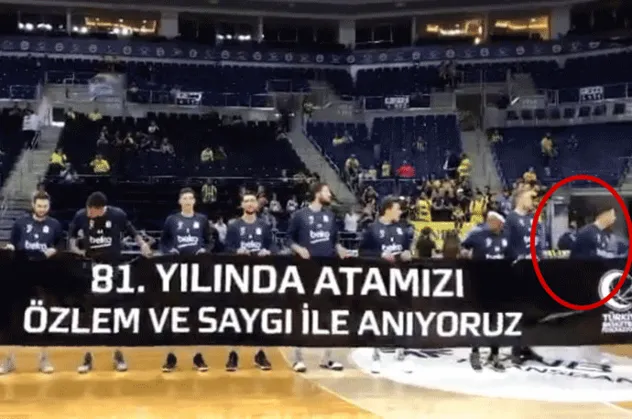 Fenerbahçe'nin Yunan basketbolcusu Sloukas Atatürk pankartını tutmadı