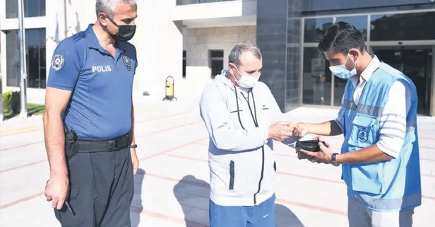 Temizlik işçisi, bulduğu altın dolu cüzdanı sahibine ulaştırdı (Yaşam haberleri)