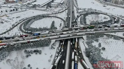 TEM Otoyolu Gebze mevkiinde kar nedeniyle kilometrelerce araç kuyruğu oluştu! Sürücüler zor anlar yaşadı
