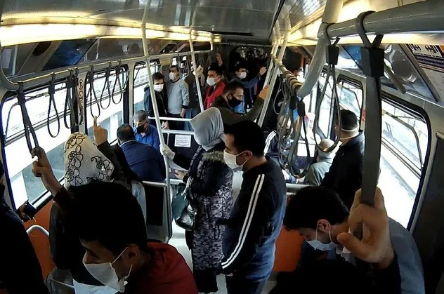 İstanbul'da endişe yaratan görüntü: Metro ve metrobüslerde "sosyal mesafe" kuralına uyulamadı