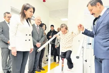 Depremde ailesini ve bacağını kaybeden Zeynep Koyun protez ile yürümeye başladı